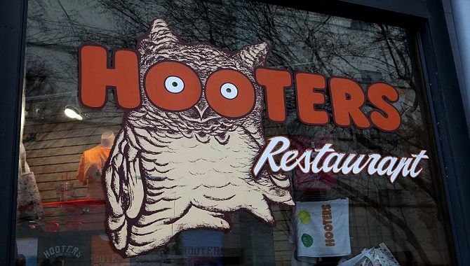 Hooters partners with DraftKings to attract sports bettors